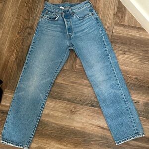 Levis Women 501 Straight/Mom Jeans 
Size: W 26 L 26